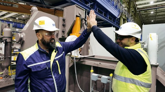 SGS Industrial Services "High Five" unserer Mitarbeiter "High five" zweier SGS-Teammitglieder