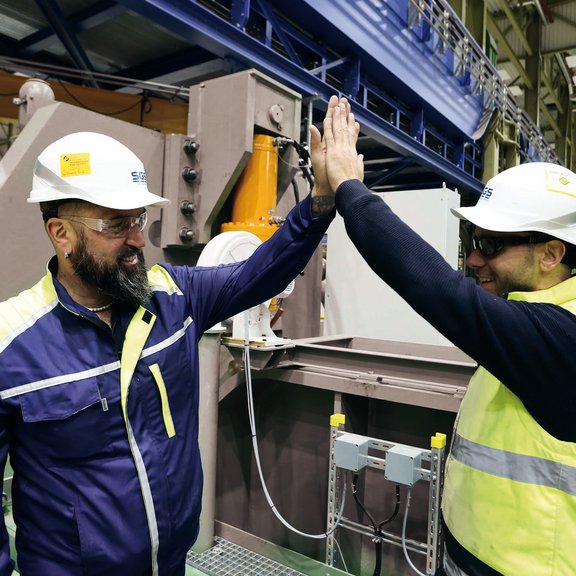 SGS Industrial Services "High Five" unserer Mitarbeiter "High five" zweier SGS-Teammitglieder