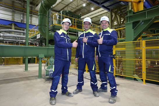 SGS Industrial Services Baustellenteam 3 SGS-Teammitglieder zeigen Daumen hoch auf einer Projektbaustelle