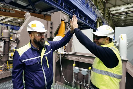 SGS Industrial Services "High Five" unserer Mitarbeiter "High five" zweier SGS-Teammitglieder
