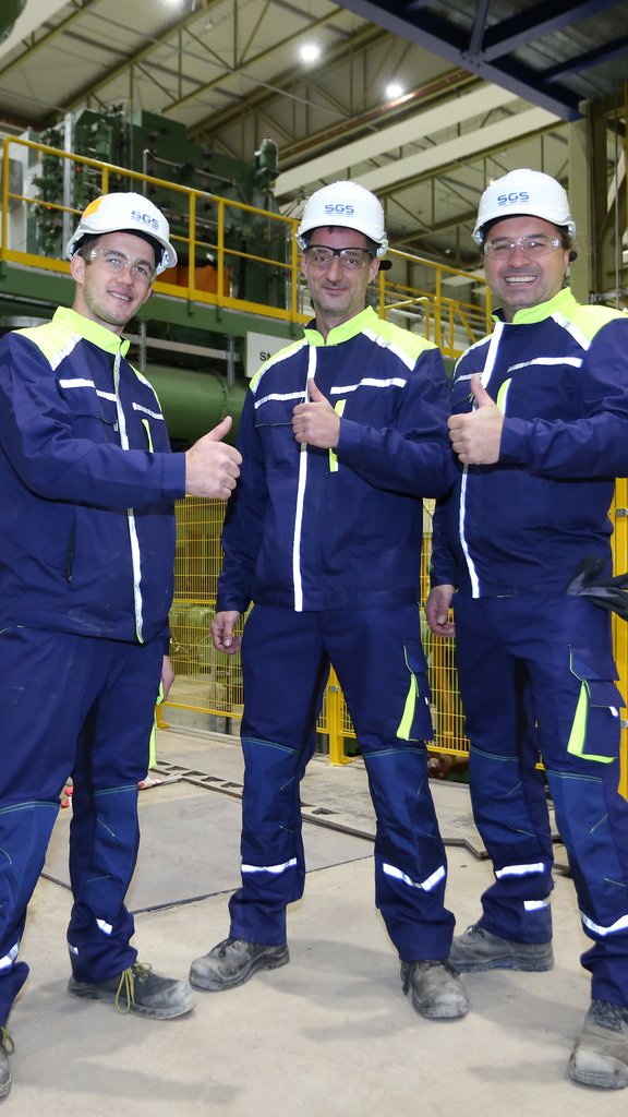 SGS Industrial Services Baustellenteam 3 SGS-Teammitglieder zeigen Daumen hoch auf einer Projektbaustelle